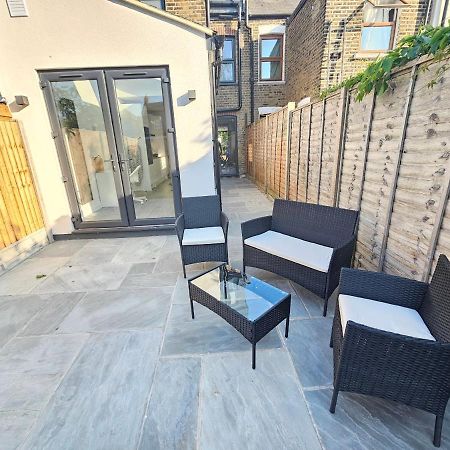 Spacious 4Br House, London, Sleeps 9, Parking Available Екстериор снимка
