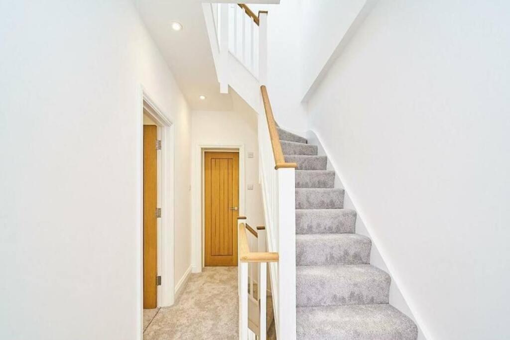 Spacious 4Br House, London, Sleeps 9, Parking Available Екстериор снимка