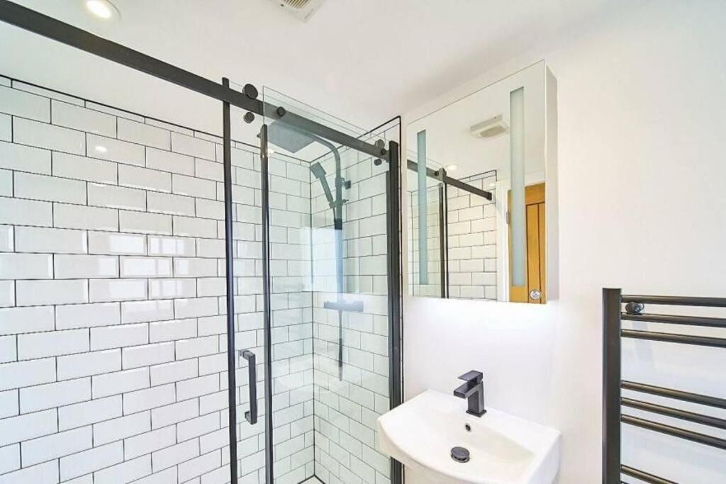 Spacious 4Br House, London, Sleeps 9, Parking Available Екстериор снимка
