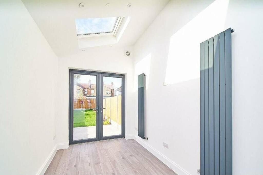 Spacious 4Br House, London, Sleeps 9, Parking Available Екстериор снимка
