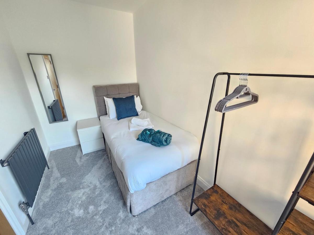 Spacious 4Br House, London, Sleeps 9, Parking Available Екстериор снимка