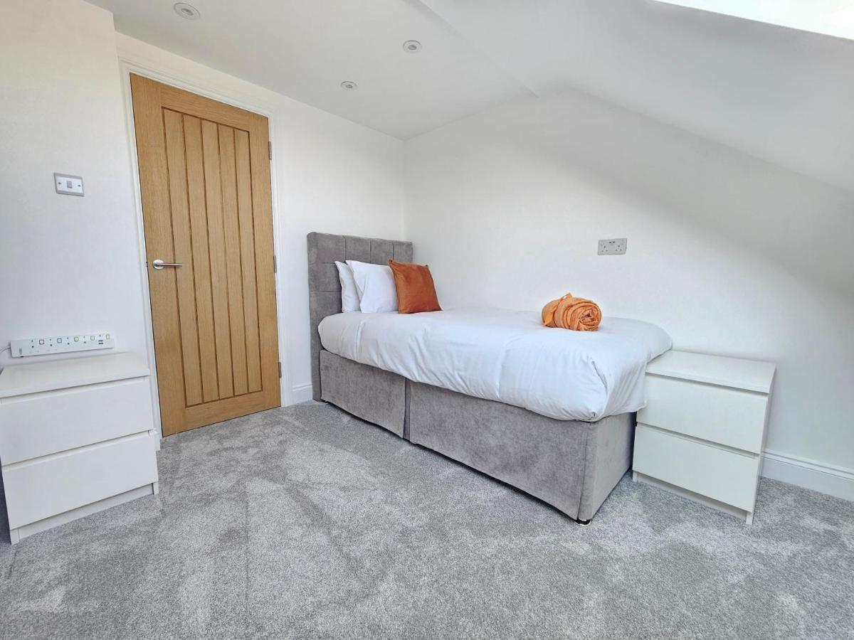 Spacious 4Br House, London, Sleeps 9, Parking Available Екстериор снимка