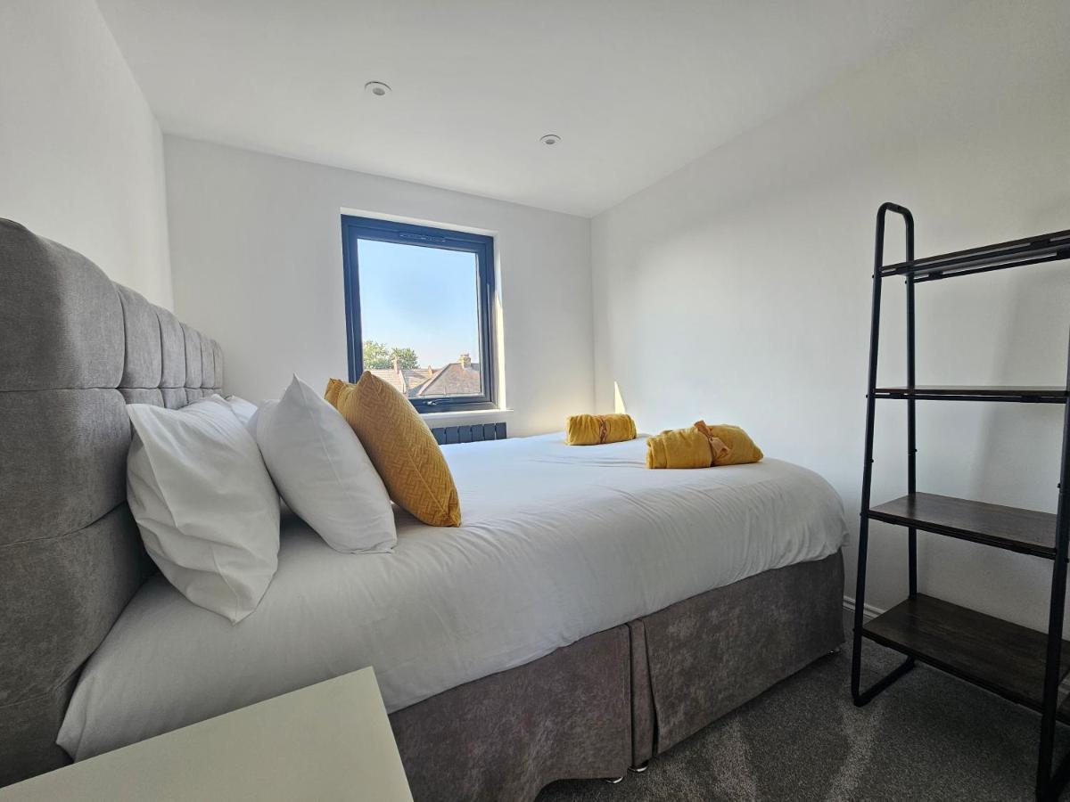 Spacious 4Br House, London, Sleeps 9, Parking Available Екстериор снимка