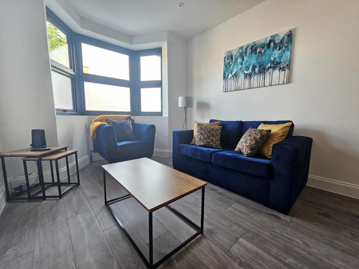 Spacious 4Br House, London, Sleeps 9, Parking Available Екстериор снимка