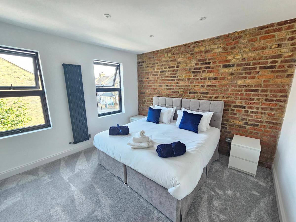 Spacious 4Br House, London, Sleeps 9, Parking Available Екстериор снимка