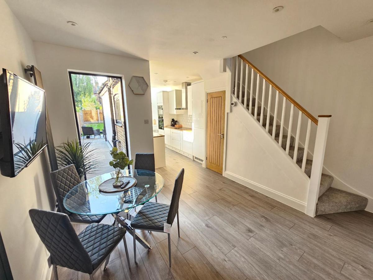 Spacious 4Br House, London, Sleeps 9, Parking Available Екстериор снимка